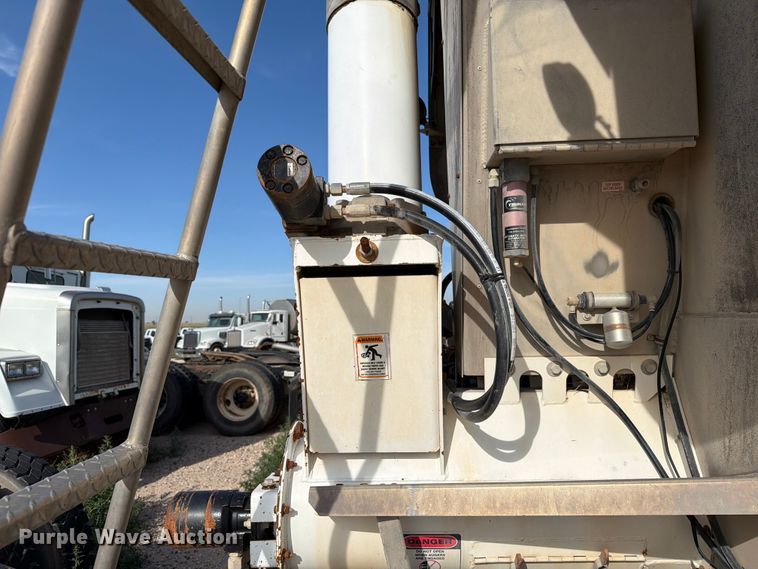 image for item EW8679 2017 Kenworth T880 feed delivery truck