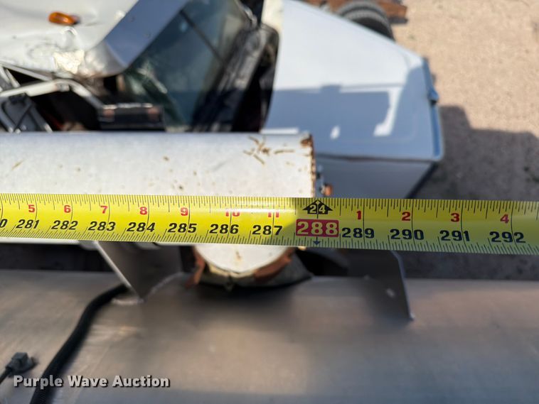 image for item EW8679 2017 Kenworth T880 feed delivery truck