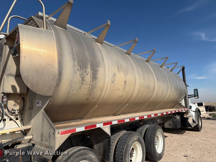 image for item EW8679 2017 Kenworth T880 feed delivery truck