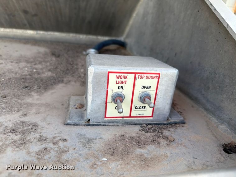 image for item EW8679 2017 Kenworth T880 feed delivery truck