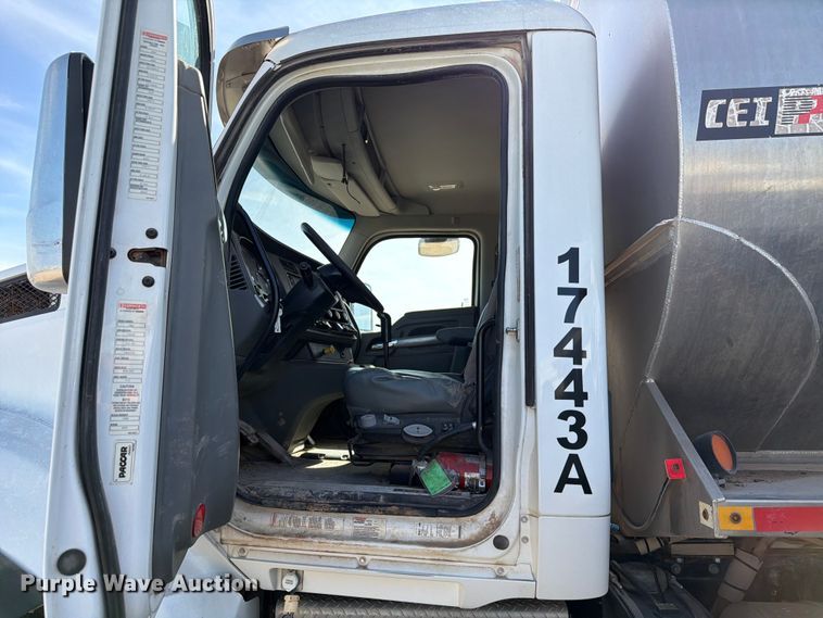 image for item EW8679 2017 Kenworth T880 feed delivery truck