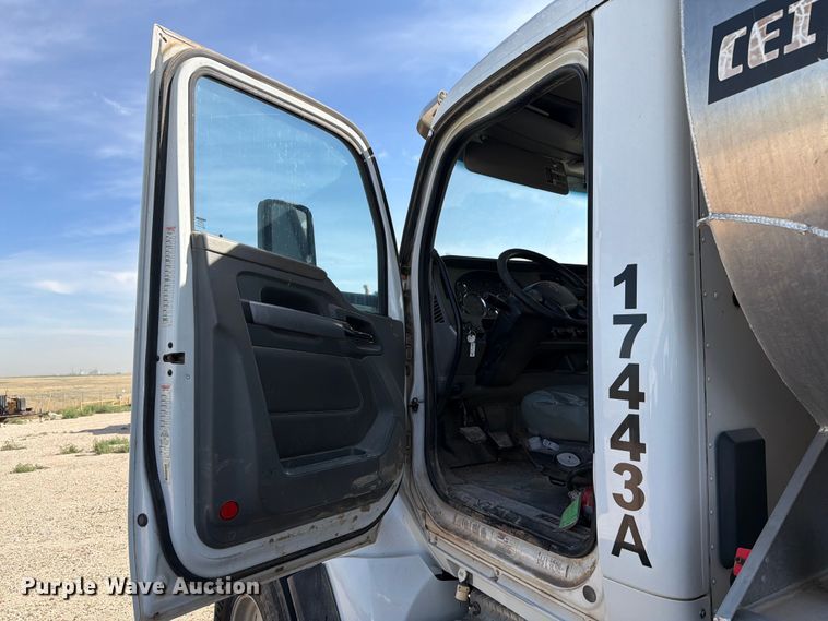 image for item EW8679 2017 Kenworth T880 feed delivery truck