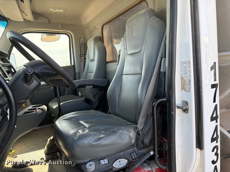 image for item EW8679 2017 Kenworth T880 feed delivery truck