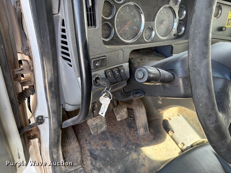 image for item EW8679 2017 Kenworth T880 feed delivery truck