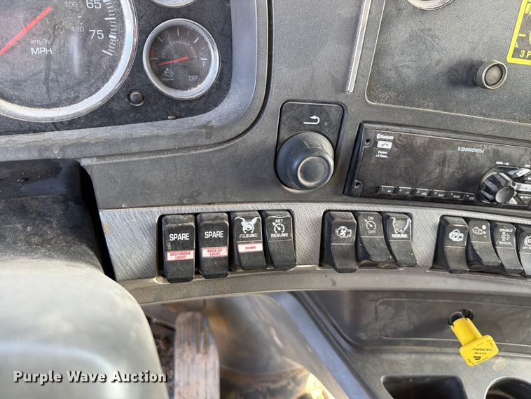 image for item EW8679 2017 Kenworth T880 feed delivery truck