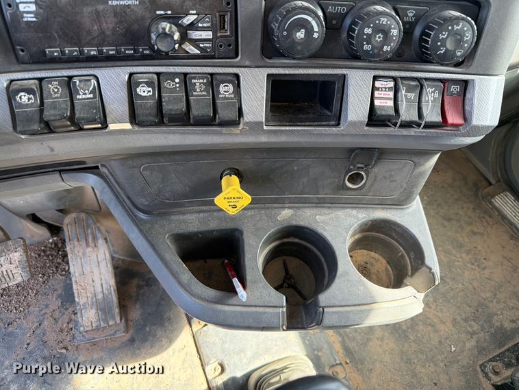 image for item EW8679 2017 Kenworth T880 feed delivery truck