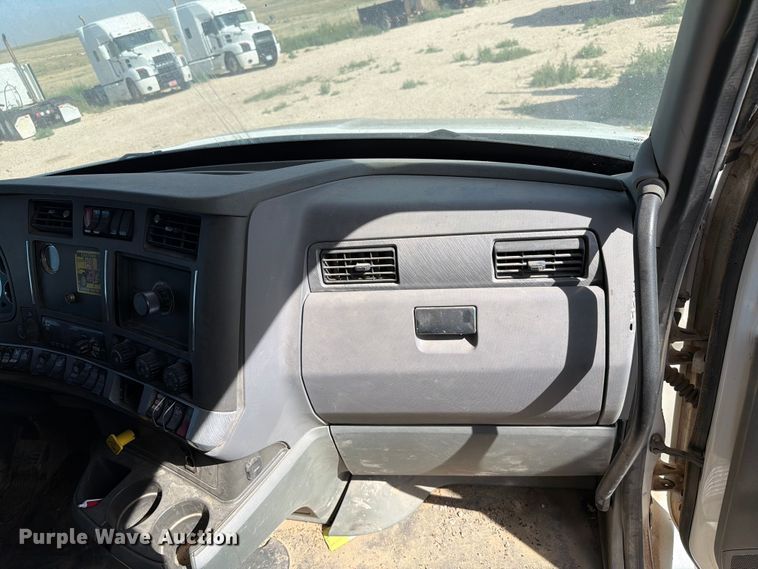 image for item EW8679 2017 Kenworth T880 feed delivery truck
