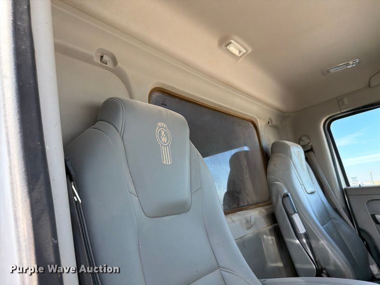 image for item EW8679 2017 Kenworth T880 feed delivery truck