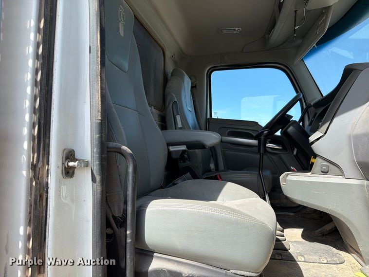 image for item EW8679 2017 Kenworth T880 feed delivery truck