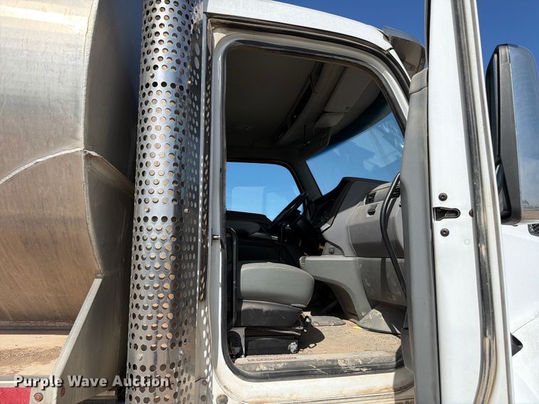 image for item EW8679 2017 Kenworth T880 feed delivery truck