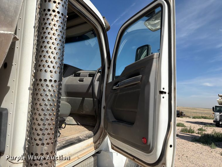 image for item EW8679 2017 Kenworth T880 feed delivery truck