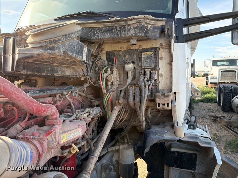 image for item EW8679 2017 Kenworth T880 feed delivery truck