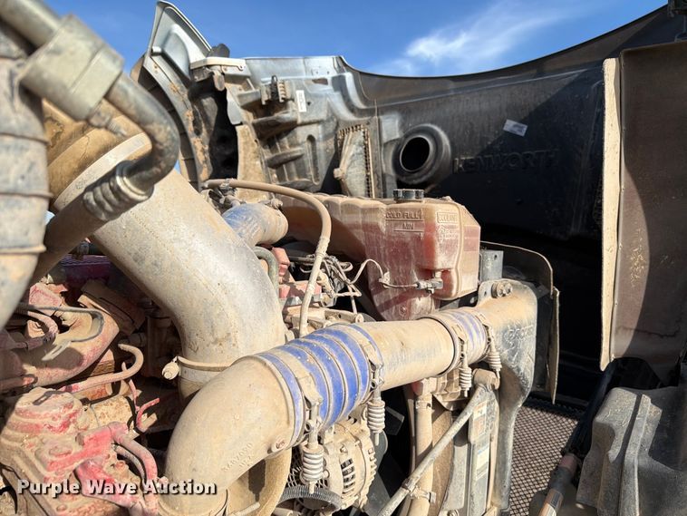 image for item EW8679 2017 Kenworth T880 feed delivery truck