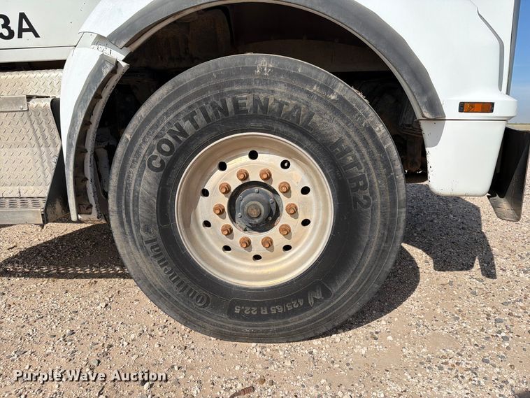 image for item EW8679 2017 Kenworth T880 feed delivery truck