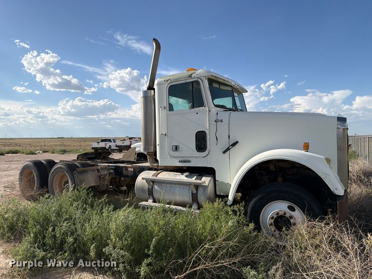 image for item EW8680 2007 Freightliner FLD120 semi truck