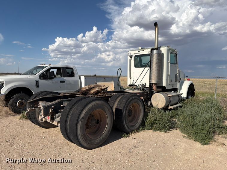 image for item EW8680 2007 Freightliner FLD120 semi truck