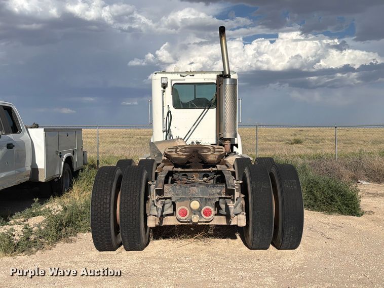 image for item EW8680 2007 Freightliner FLD120 semi truck