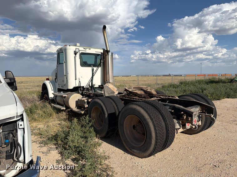 image for item EW8680 2007 Freightliner FLD120 semi truck
