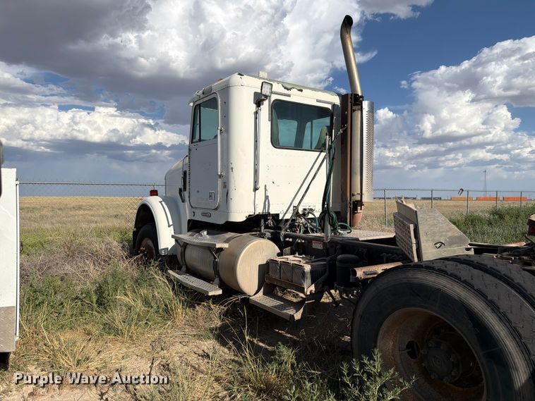 image for item EW8680 2007 Freightliner FLD120 semi truck