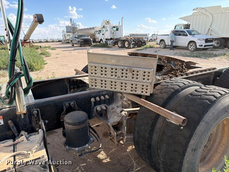 image for item EW8680 2007 Freightliner FLD120 semi truck