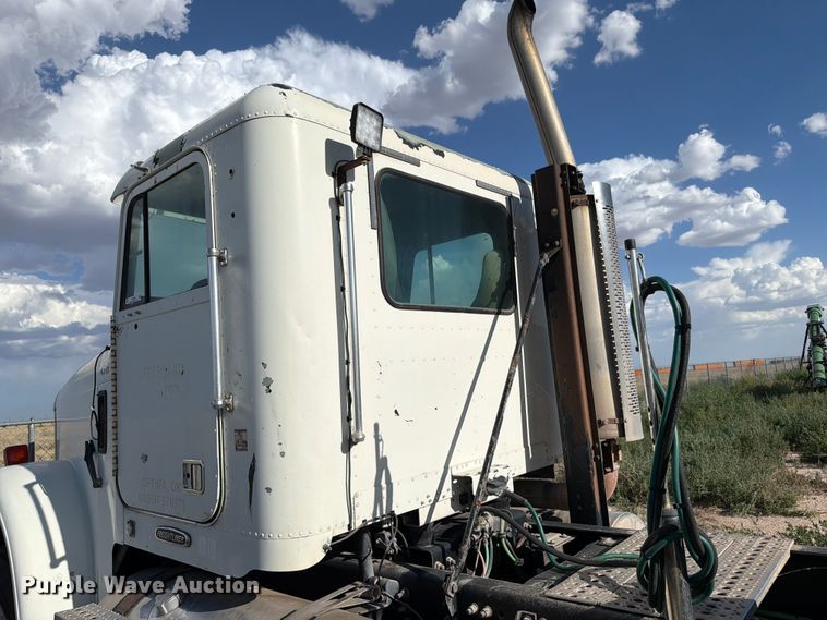 image for item EW8680 2007 Freightliner FLD120 semi truck