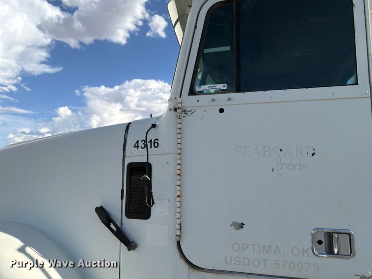 image for item EW8680 2007 Freightliner FLD120 semi truck