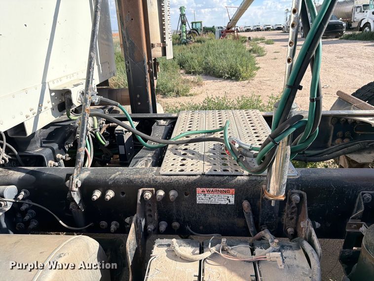 image for item EW8680 2007 Freightliner FLD120 semi truck