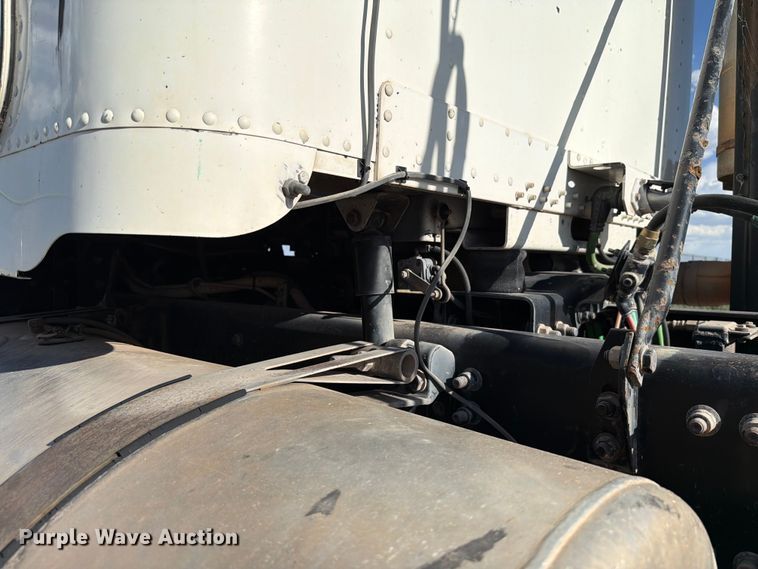 image for item EW8680 2007 Freightliner FLD120 semi truck