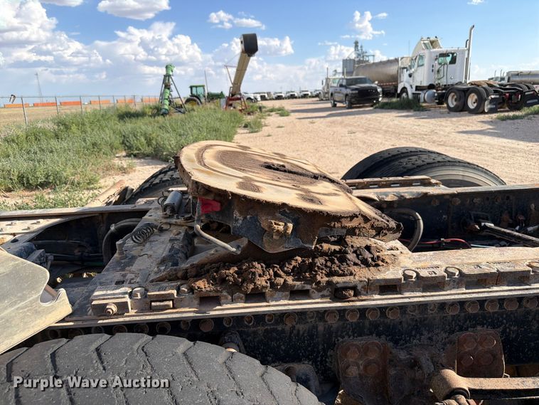 image for item EW8680 2007 Freightliner FLD120 semi truck