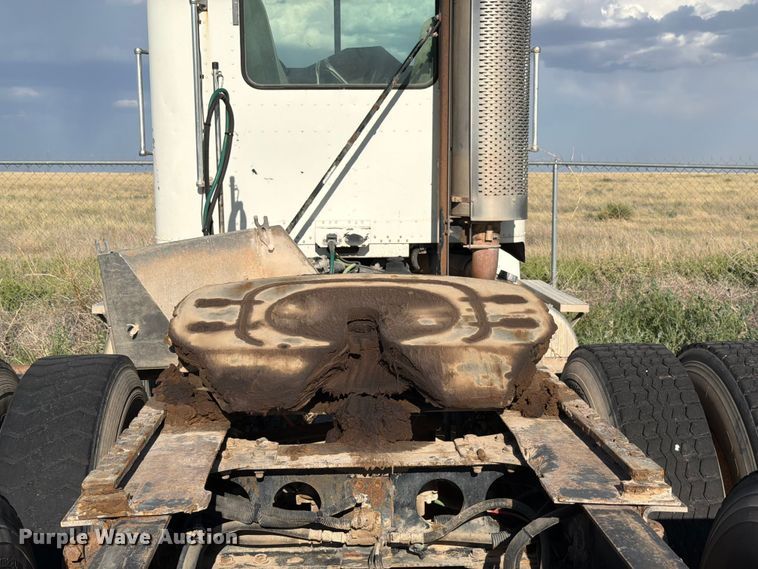 image for item EW8680 2007 Freightliner FLD120 semi truck