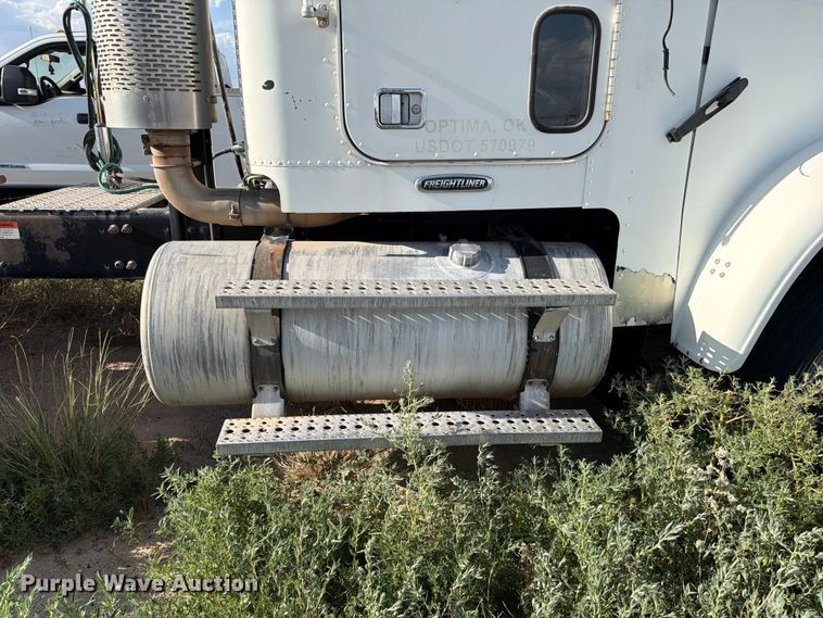 image for item EW8680 2007 Freightliner FLD120 semi truck