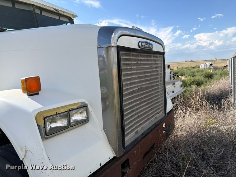 image for item EW8680 2007 Freightliner FLD120 semi truck