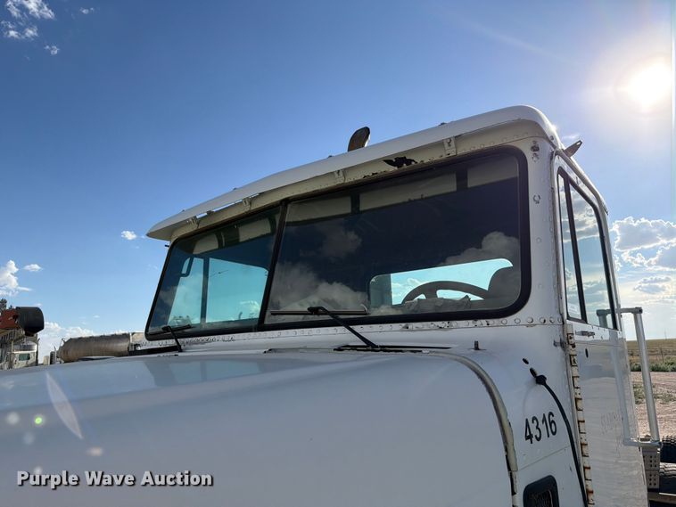 image for item EW8680 2007 Freightliner FLD120 semi truck