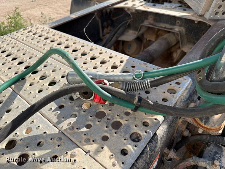 image for item EW8680 2007 Freightliner FLD120 semi truck