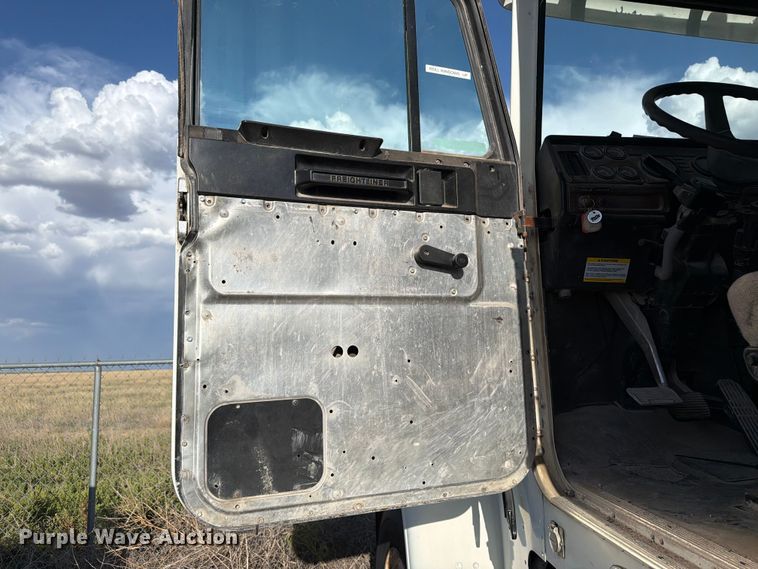 image for item EW8680 2007 Freightliner FLD120 semi truck