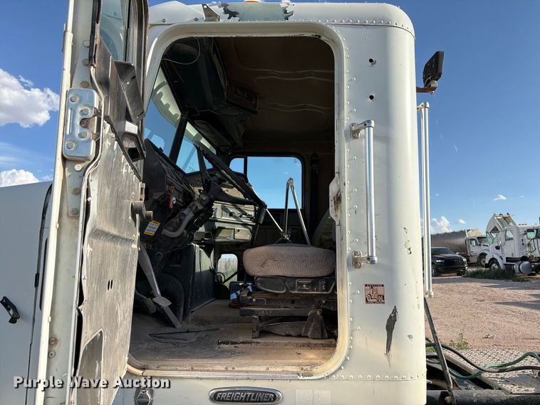 image for item EW8680 2007 Freightliner FLD120 semi truck