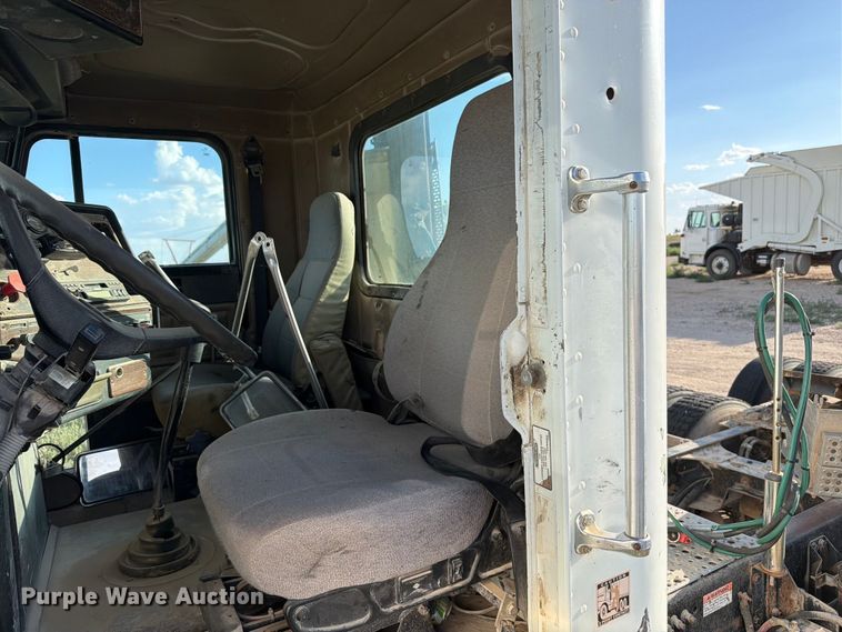 image for item EW8680 2007 Freightliner FLD120 semi truck