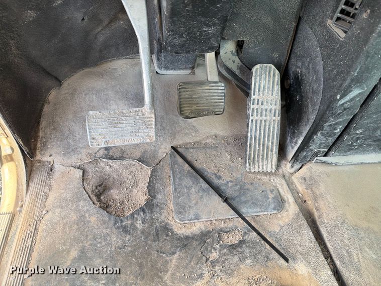 image for item EW8680 2007 Freightliner FLD120 semi truck