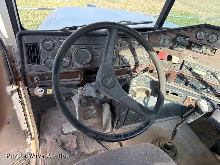 image for item EW8680 2007 Freightliner FLD120 semi truck