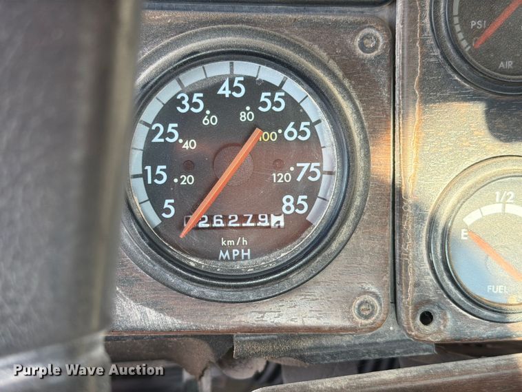image for item EW8680 2007 Freightliner FLD120 semi truck