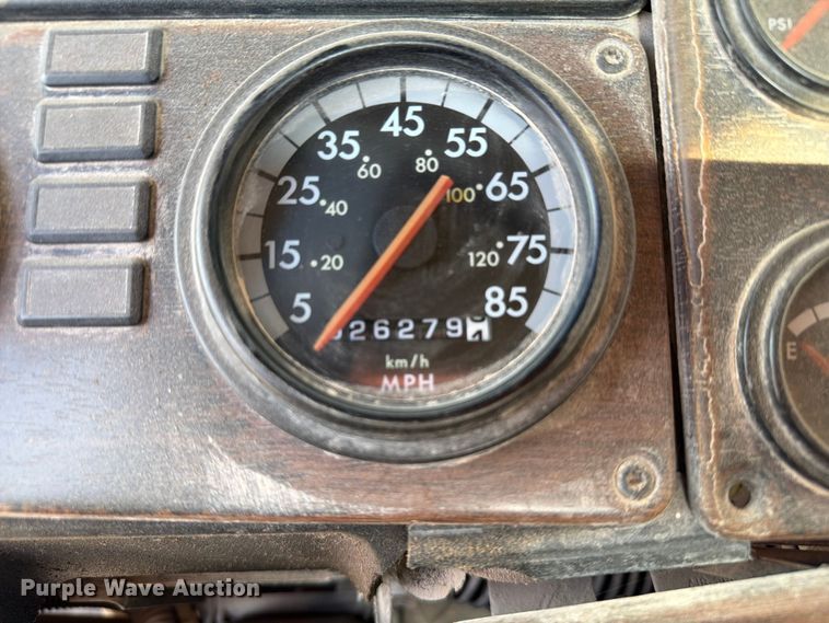 image for item EW8680 2007 Freightliner FLD120 semi truck