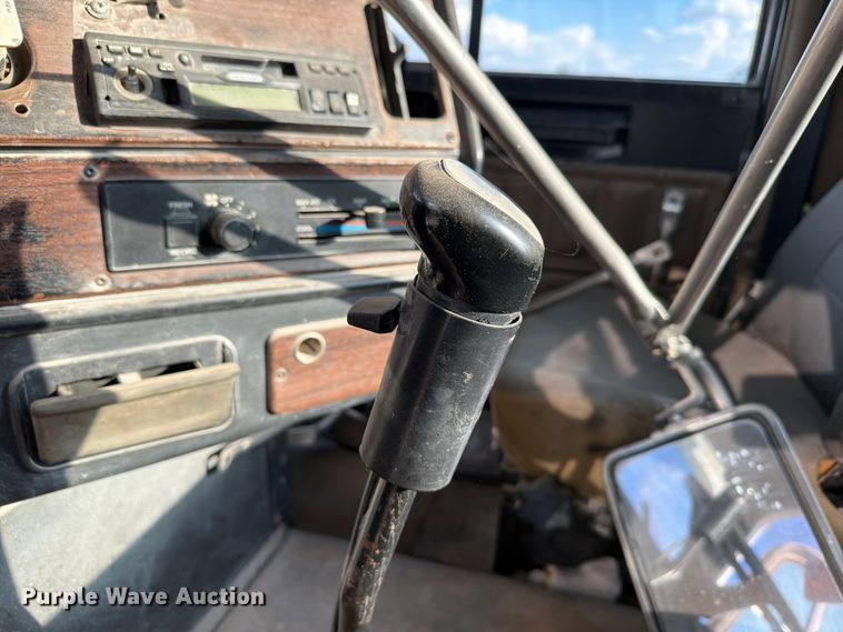 image for item EW8680 2007 Freightliner FLD120 semi truck