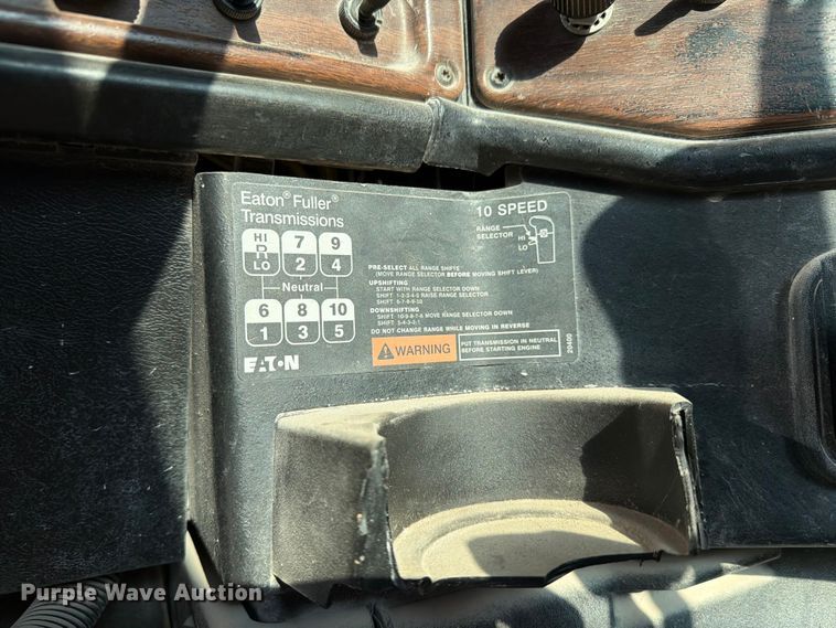 image for item EW8680 2007 Freightliner FLD120 semi truck