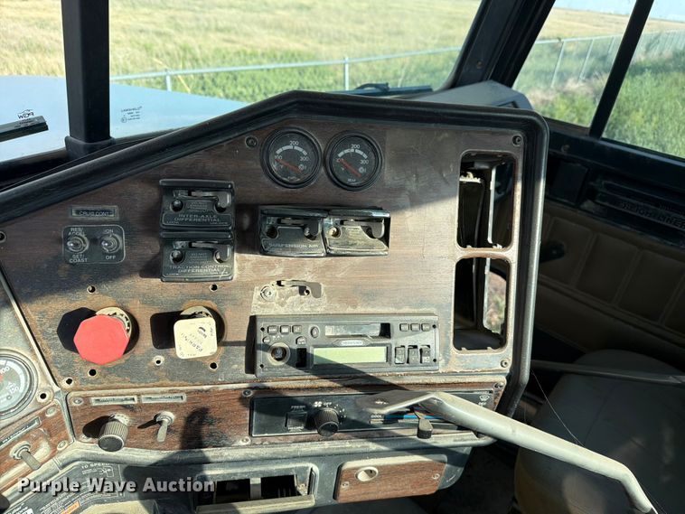 image for item EW8680 2007 Freightliner FLD120 semi truck