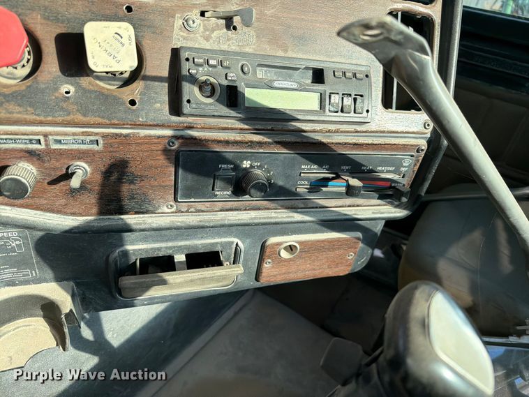 image for item EW8680 2007 Freightliner FLD120 semi truck