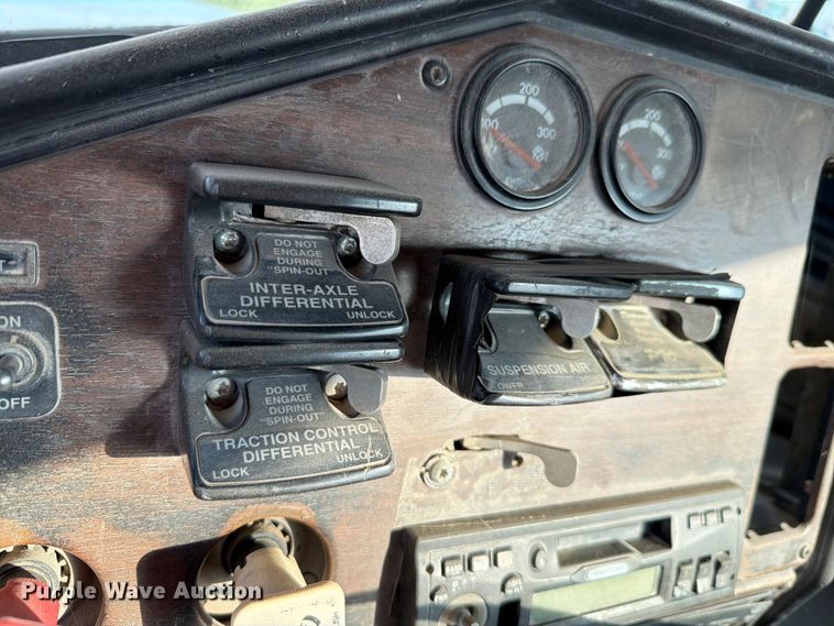 image for item EW8680 2007 Freightliner FLD120 semi truck