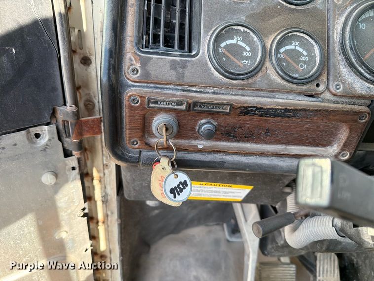 image for item EW8680 2007 Freightliner FLD120 semi truck