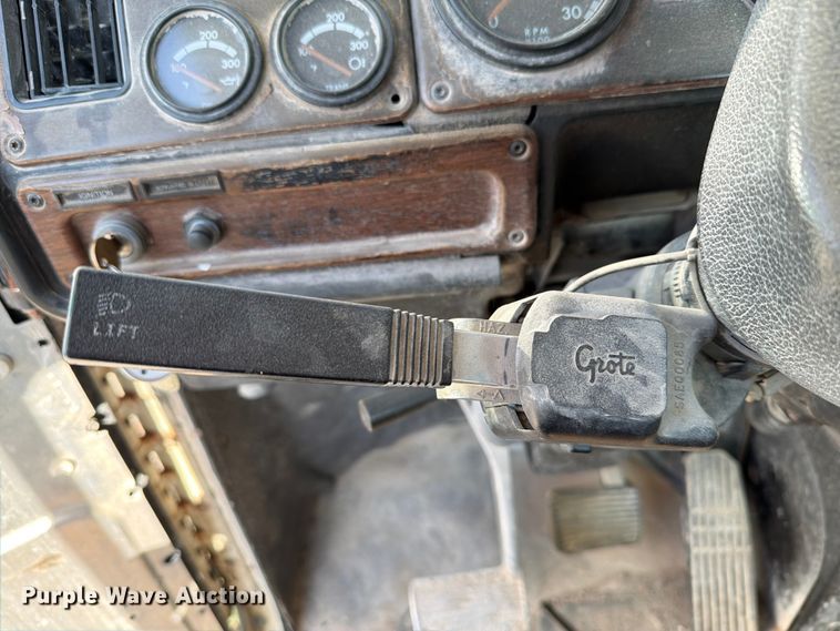 image for item EW8680 2007 Freightliner FLD120 semi truck