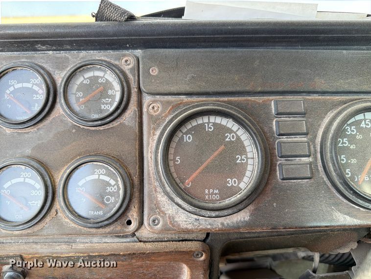 image for item EW8680 2007 Freightliner FLD120 semi truck