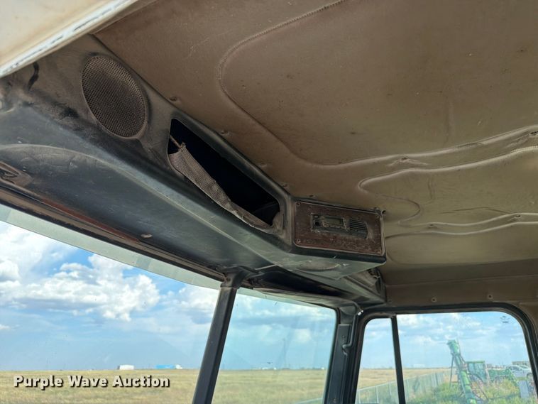 image for item EW8680 2007 Freightliner FLD120 semi truck